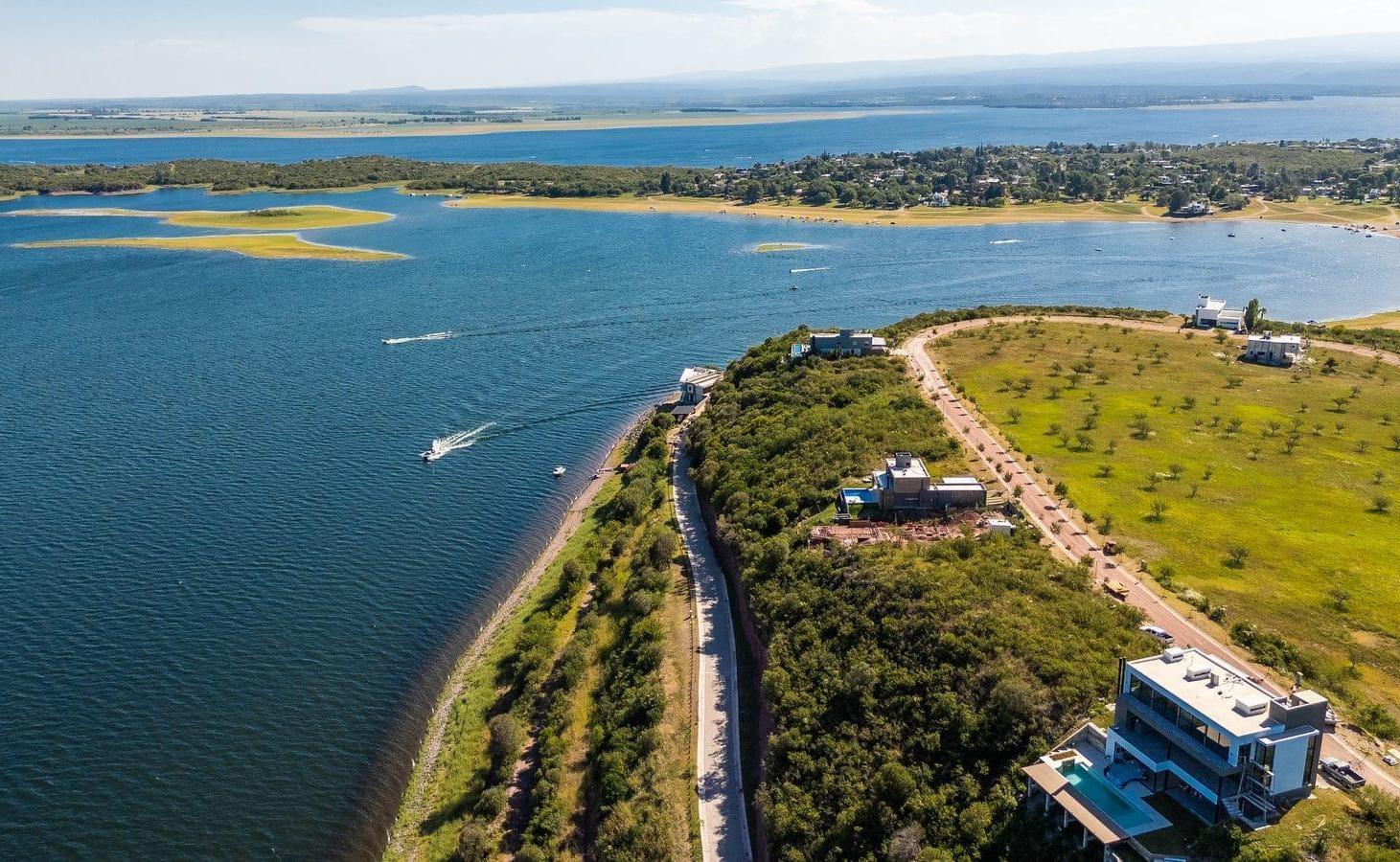 Foto de VENTA LOTE EN VILLA DEL DIQUE CON VISTAS AL LAGO | PUNTA PEÑÓN – USD, imagen 5