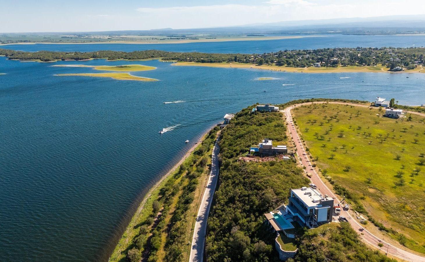 Foto de VENTA LOTE EN VILLA DEL DIQUE CON VISTAS AL LAGO | PUNTA PEÑÓN – USD, imagen 4