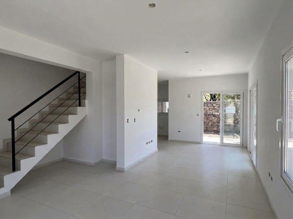 Foto de VENTA DUPLEX 3 DORMITORIOS 2 PLANTAS VILLA ALLENDE, imagen 2