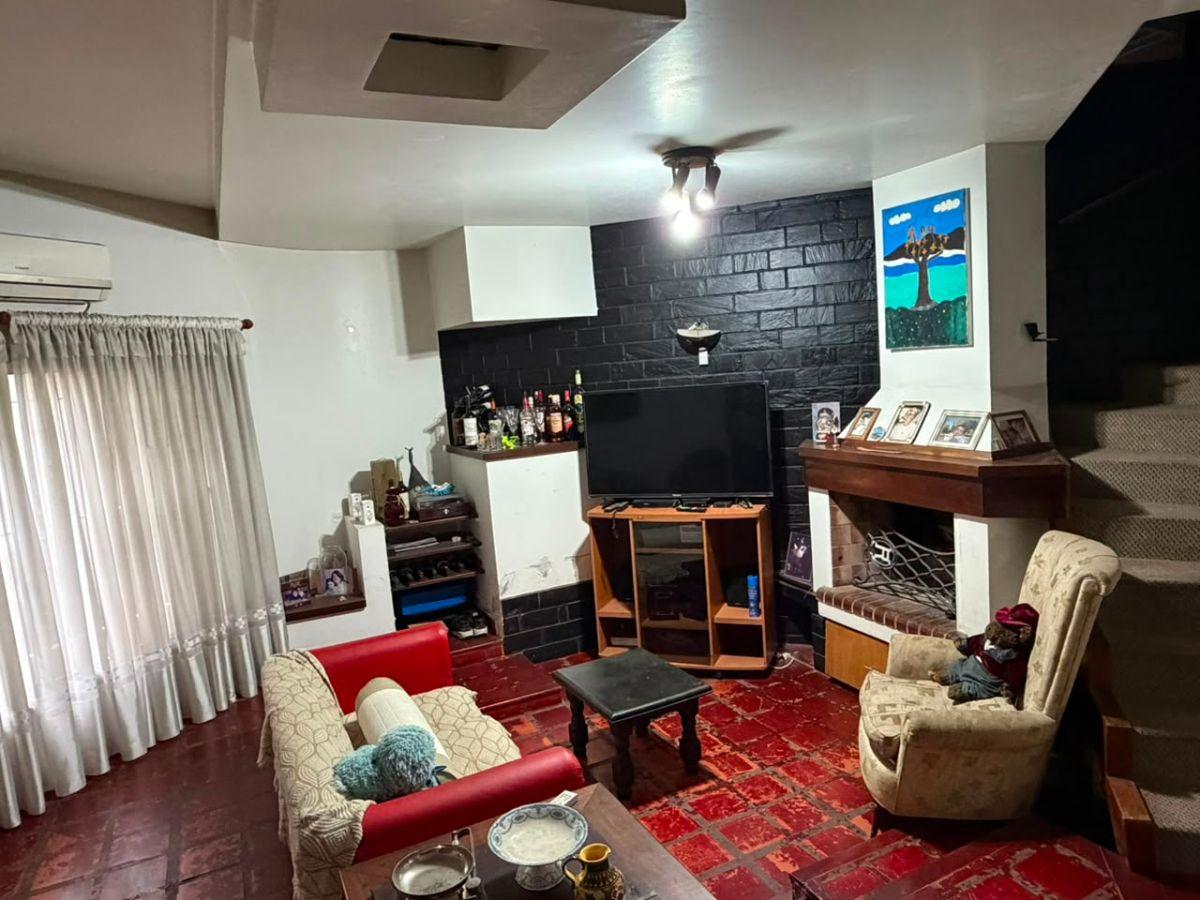 Foto de Casa familiar con piscina, quincho y amplios ambientes en Villa, imagen 5