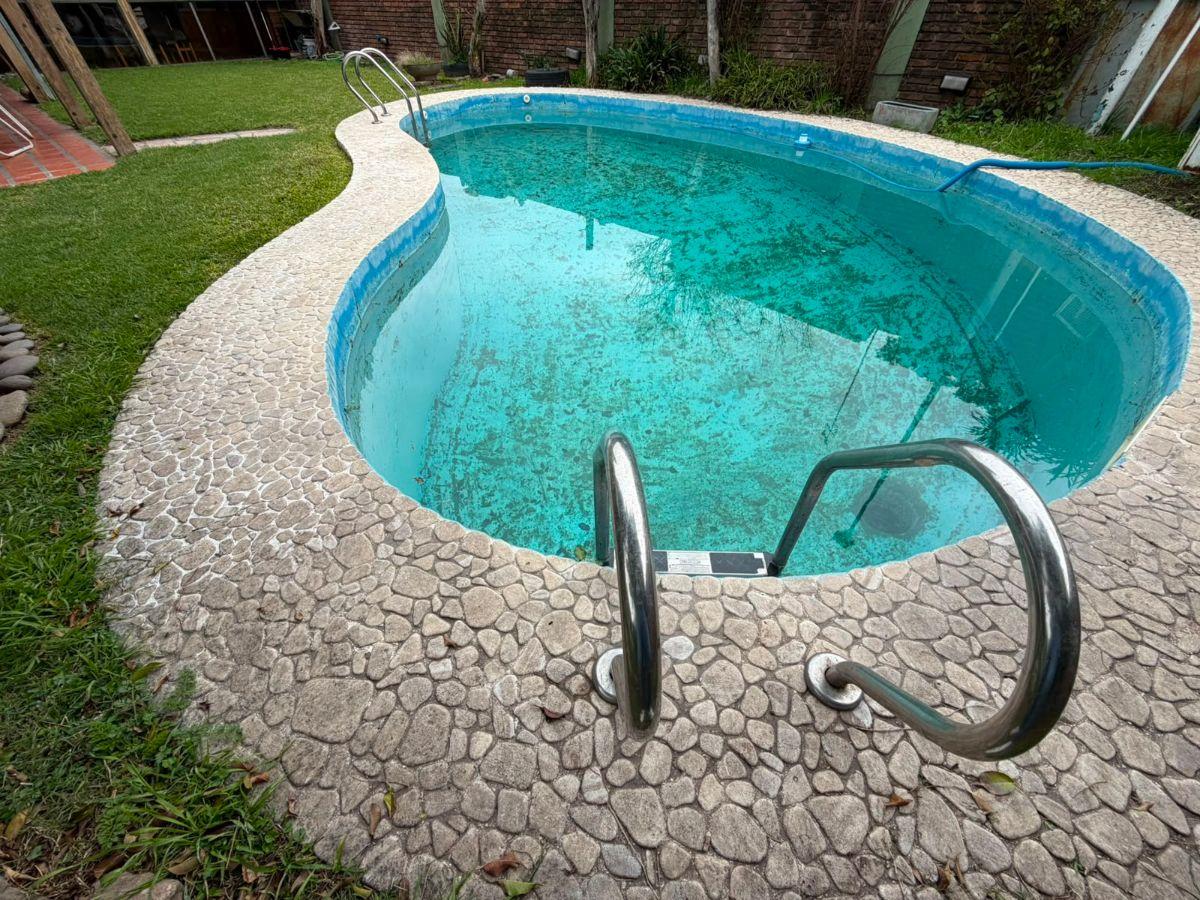 Foto de Casa familiar con piscina, quincho y amplios ambientes en Villa, imagen 4
