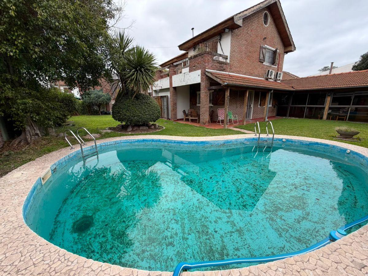 Foto de Casa familiar con piscina, quincho y amplios ambientes en Villa, imagen 3