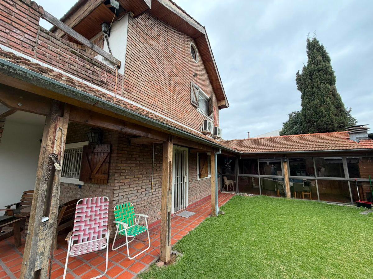 Foto de Casa familiar con piscina, quincho y amplios ambientes en Villa, imagen 2