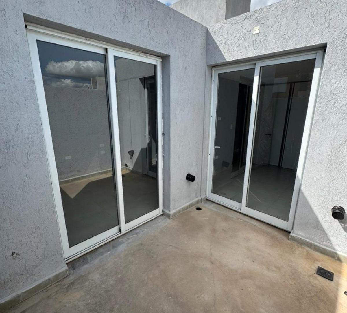 Foto de EN VENTA DUPLEX EN SOLARES DEL NORTE 2 DORMITORIOS COCHERA DOBLE, imagen 2