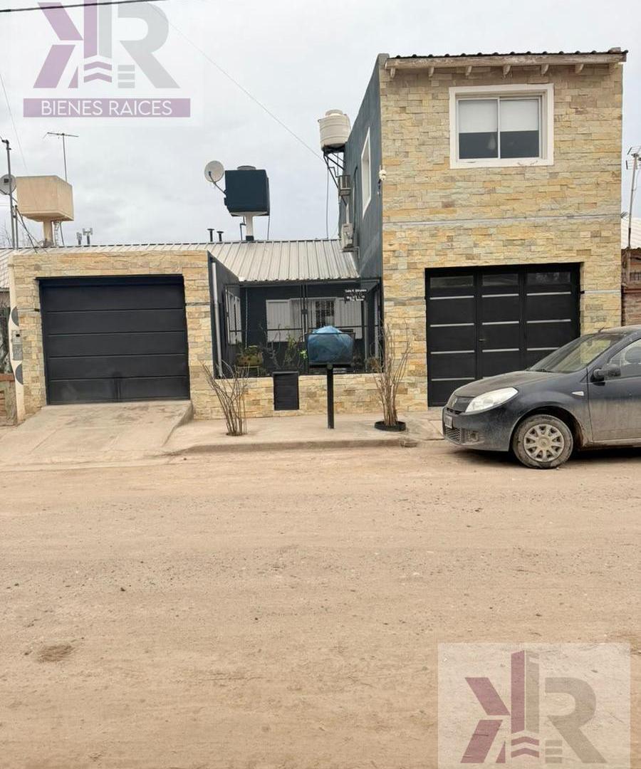 Foto de Casa con garaje y quincho en venta - Centenario, Neuquén, imagen 2