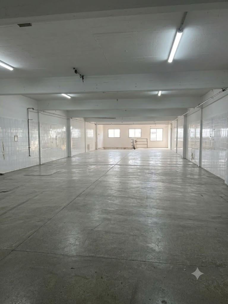Foto de Planta industrial en Caseros — 400 m² PB azulejados +380 m² en PA, Of y, imagen 1