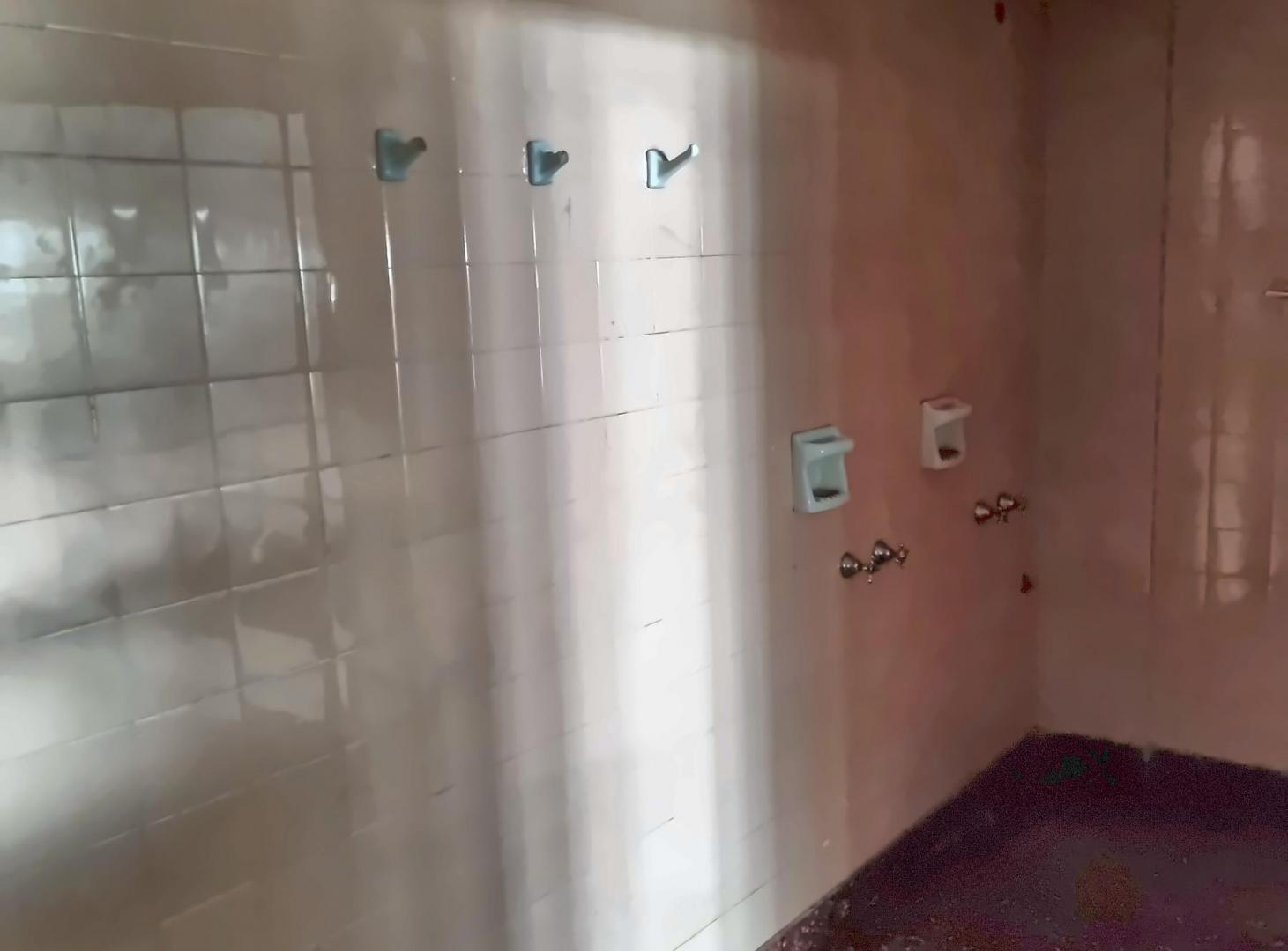 Foto de Planta industrial en Caseros — 400 m² PB azulejados +380 m² en PA, Of y, imagen 3