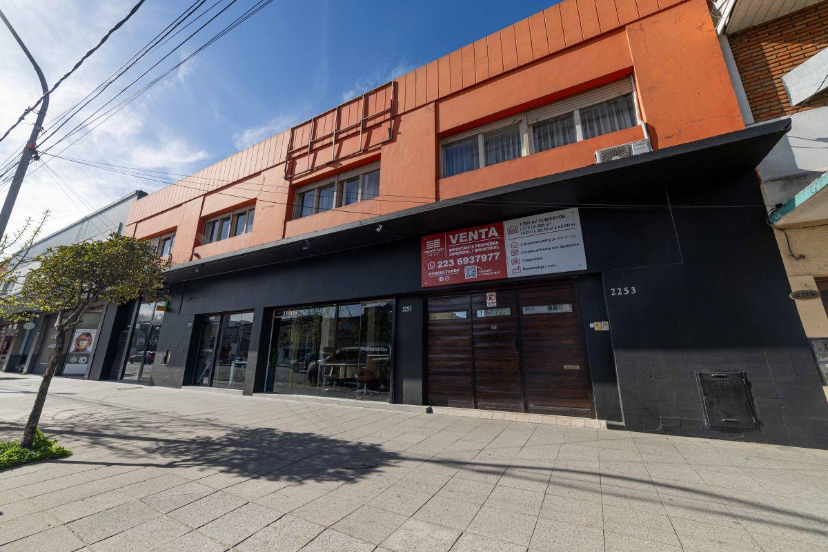 Foto de VENTA | LOCAL + DEPÓSITOS + 2 DEPTOS. | 1.782 M² CUBIERTOS, imagen 1