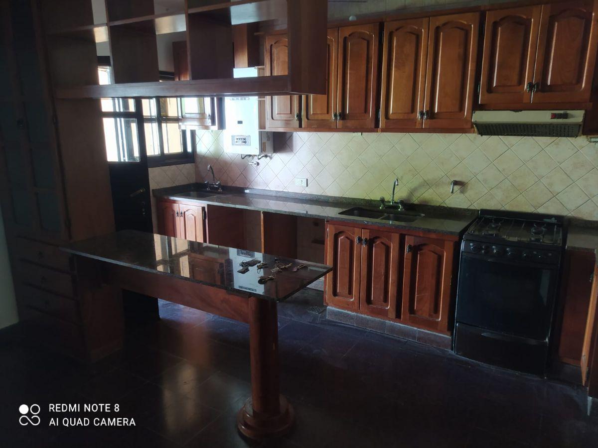 B° MAIPU: CASA DE DOS PLANTAS DE 4 HABITACIONES CON PILETA Y COCHERA
