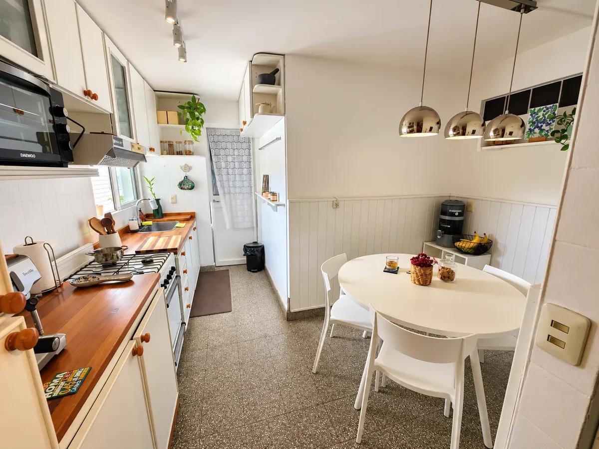 Foto de Alquiler Hermoso Departamento De Tres Dormitorios Más Balcón Cerrado, imagen 2