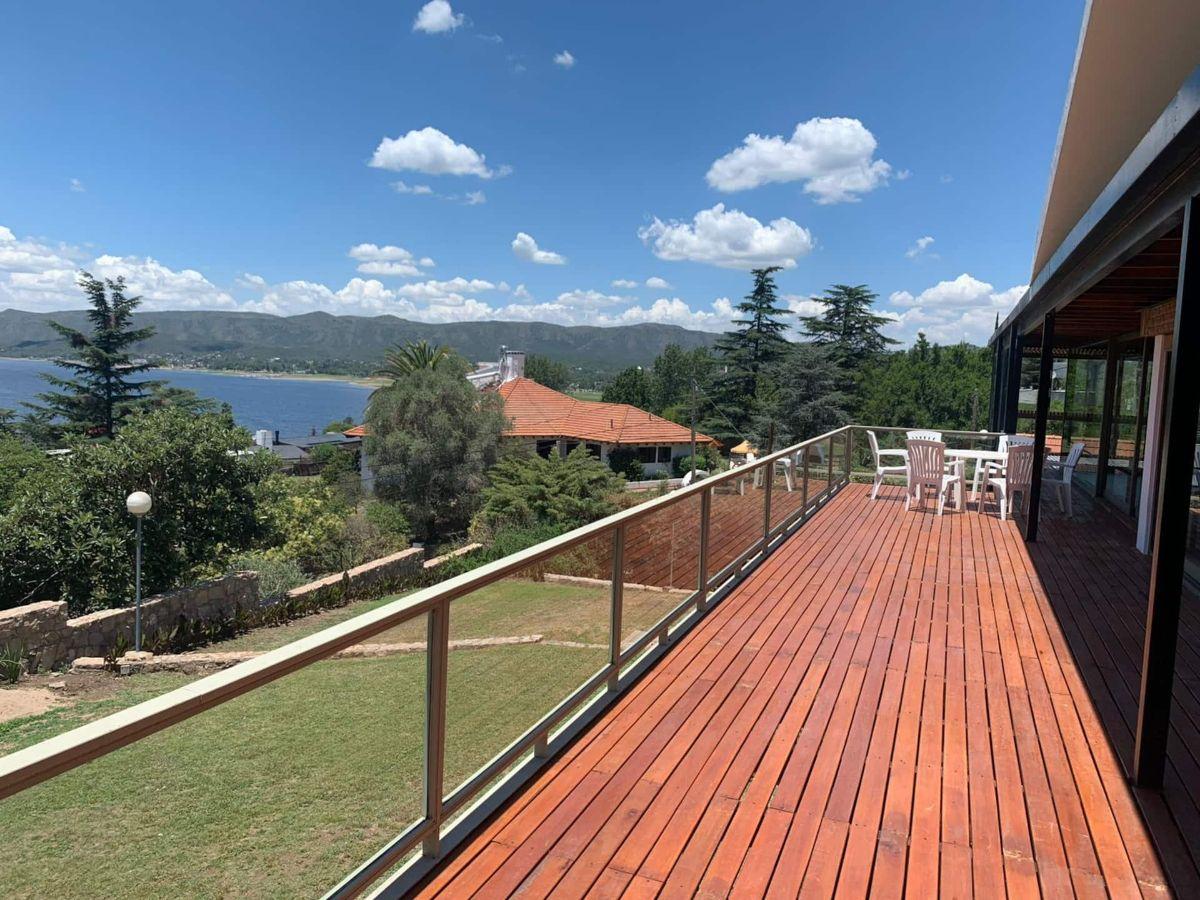 Casa con vista al lago, pileta cubierta y exterior, sauna y jacuzzi – Villa Carlos Paz – 16 personas