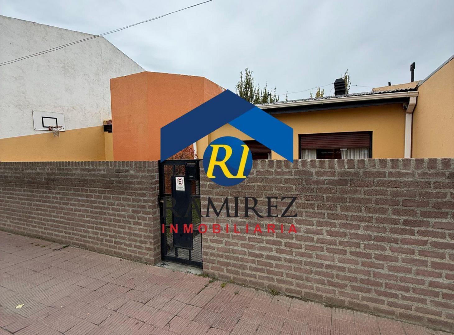 Foto de CASA EN VENTA - SANTA CRUZ - RIO GALLEGOS - BARRIO CENTRO - AVENIDA, imagen 2