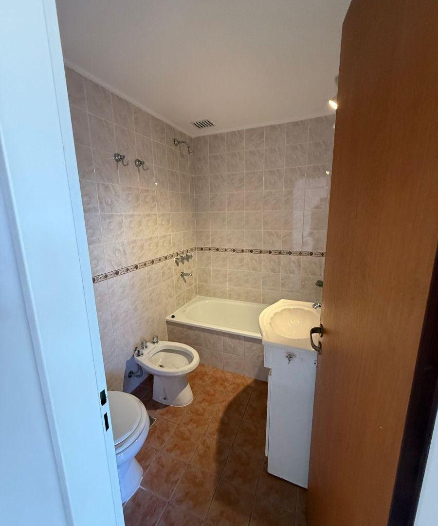 Foto de EXCELENTE DUPLEX CON BALCON TERRAZA Y COCHERA, imagen 2