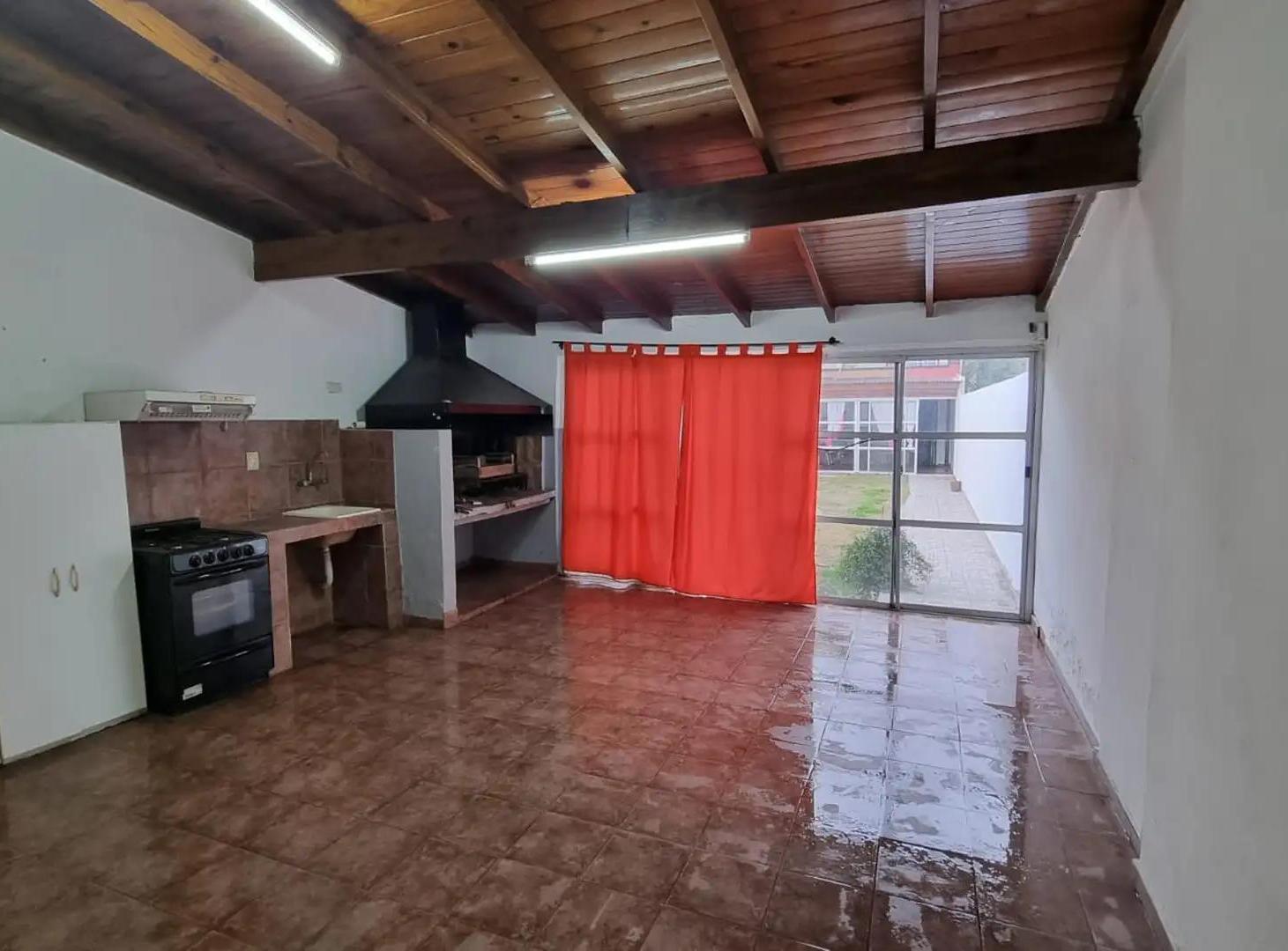 Foto de Dúplex en venta de 4 ambientes con quincho, parque y cochera para 2, imagen 1