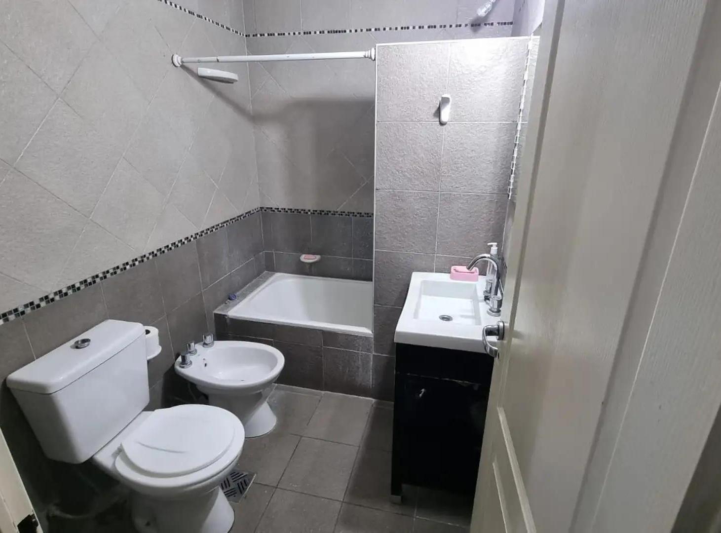 Foto de Dúplex en venta de 4 ambientes con quincho, parque y cochera para 2, imagen 4