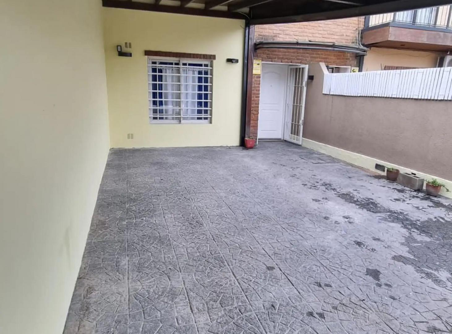 Foto de Dúplex en venta de 4 ambientes con quincho, parque y cochera para 2, imagen 2