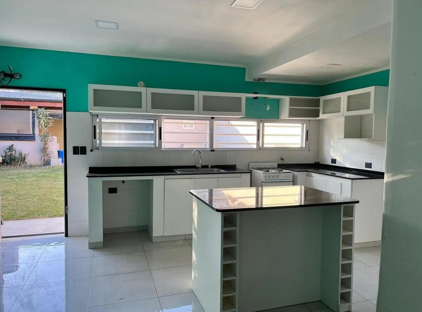 Foto de Casa con piscina, quincho y departamento independiente en Padua, imagen 2