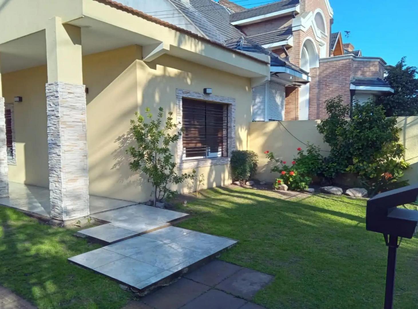Foto de Excelente chalet en ubicación privilegiada con gran parque y quincho, imagen 3