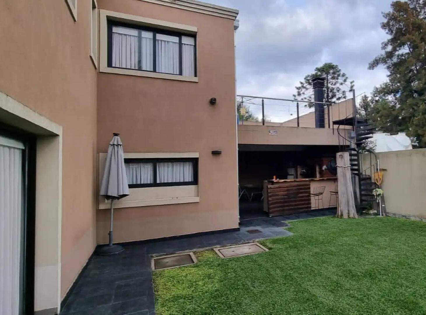 Foto de Importante casa en barrio cerrado con piscina y excelente acceso en, imagen 2