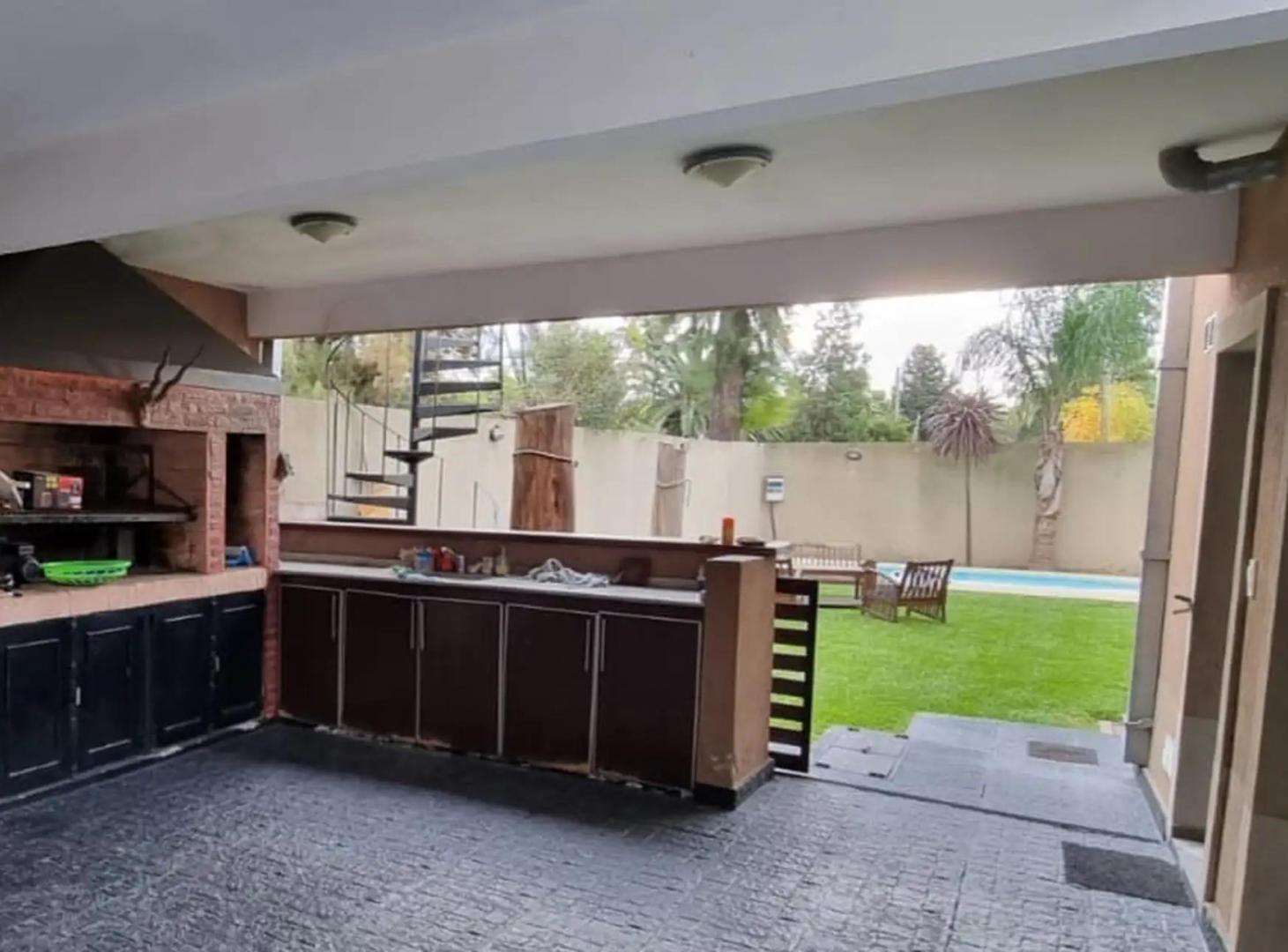 Foto de Importante casa en barrio cerrado con piscina y excelente acceso en, imagen 4