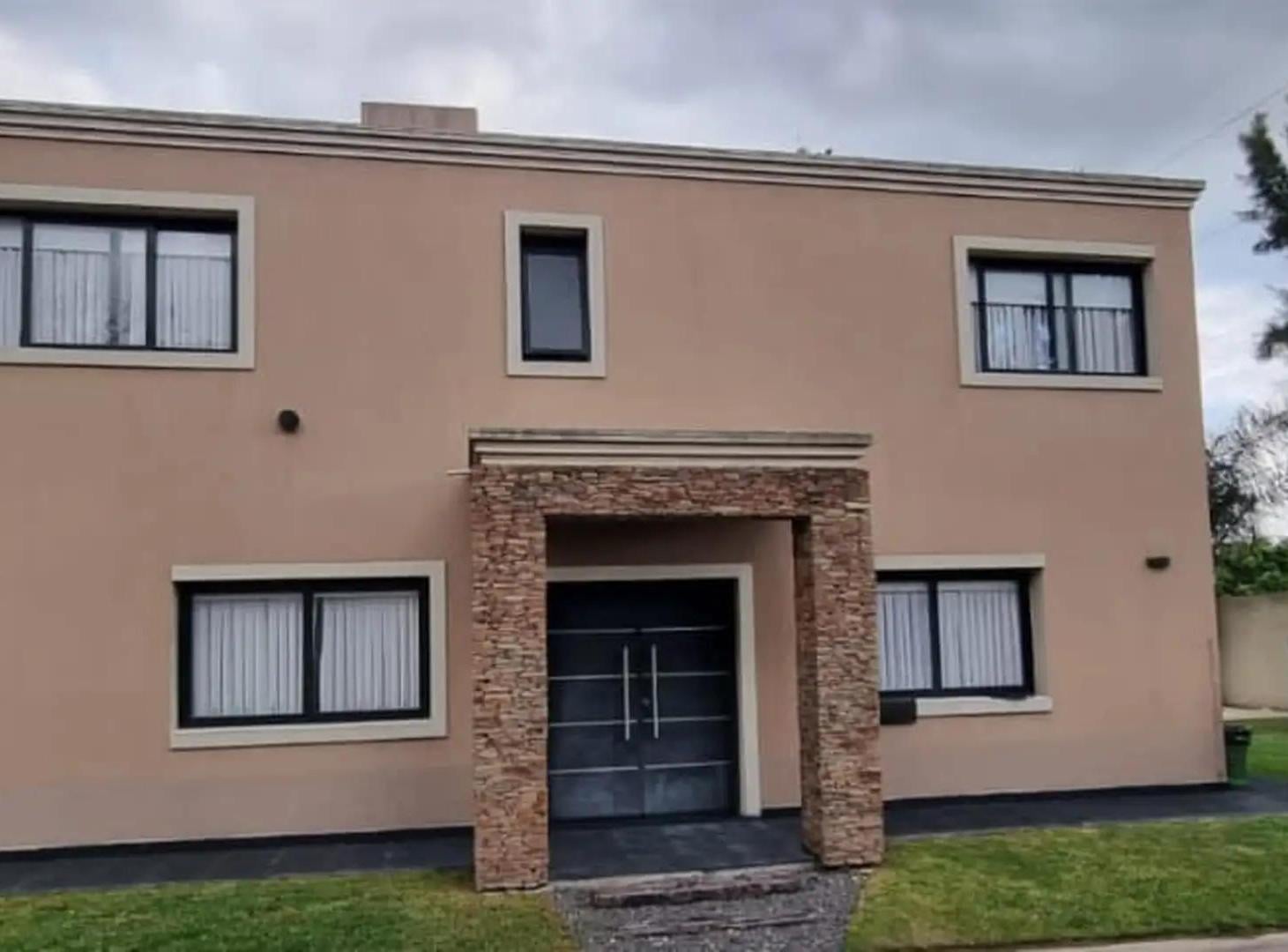 Foto de Importante casa en barrio cerrado con piscina y excelente acceso en, imagen 1