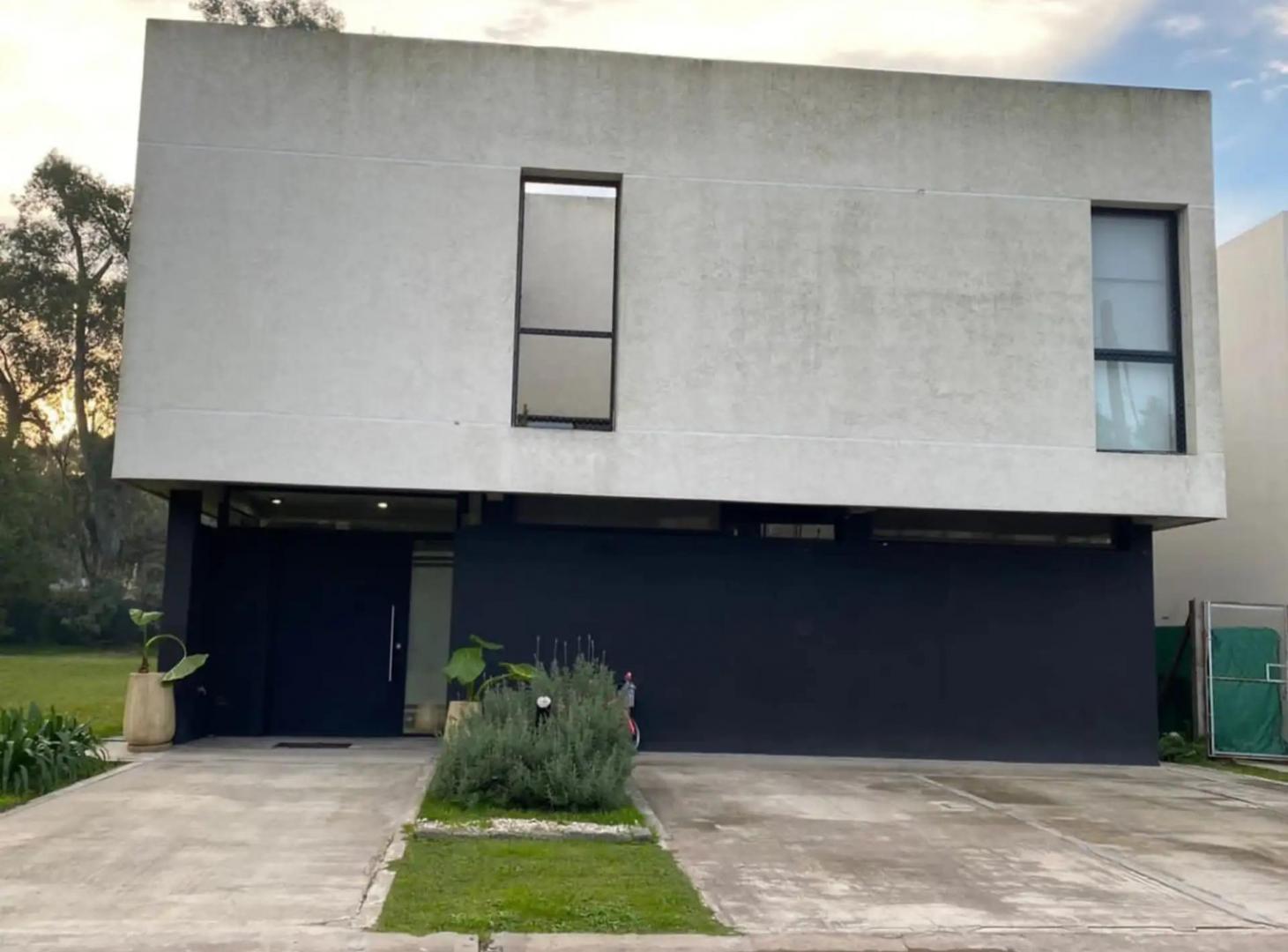 Foto de Casa minimalista premium en barrio cerrado con piscina y excelente, imagen 3