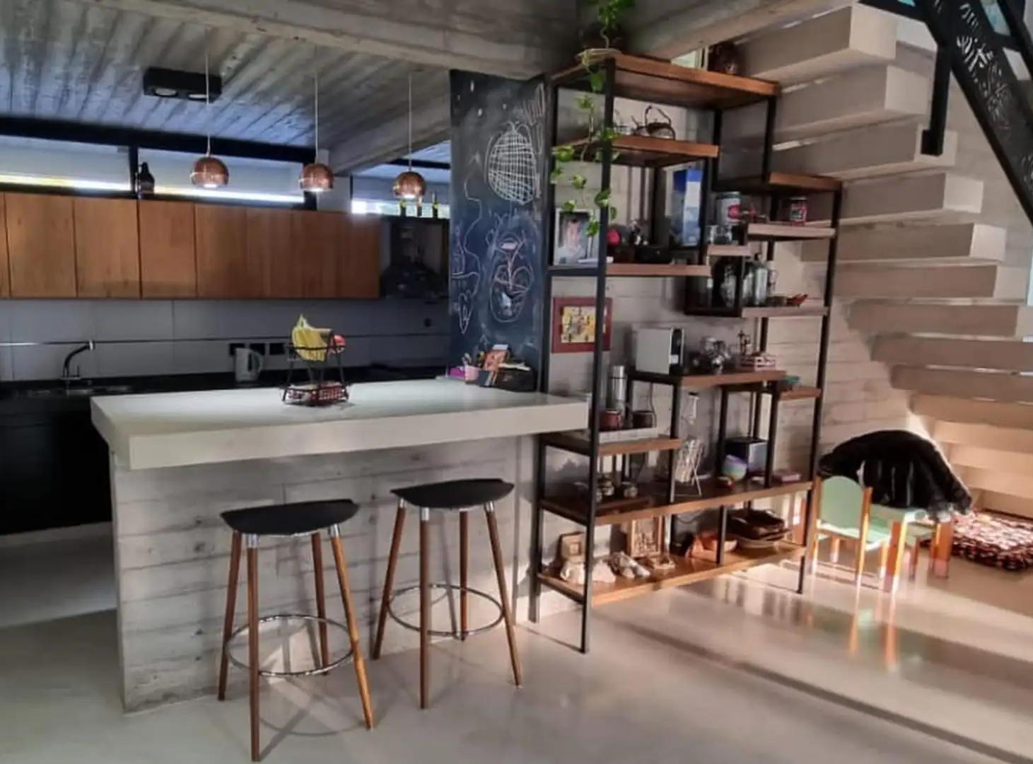 Foto de Casa minimalista premium en barrio cerrado con piscina y excelente, imagen 2