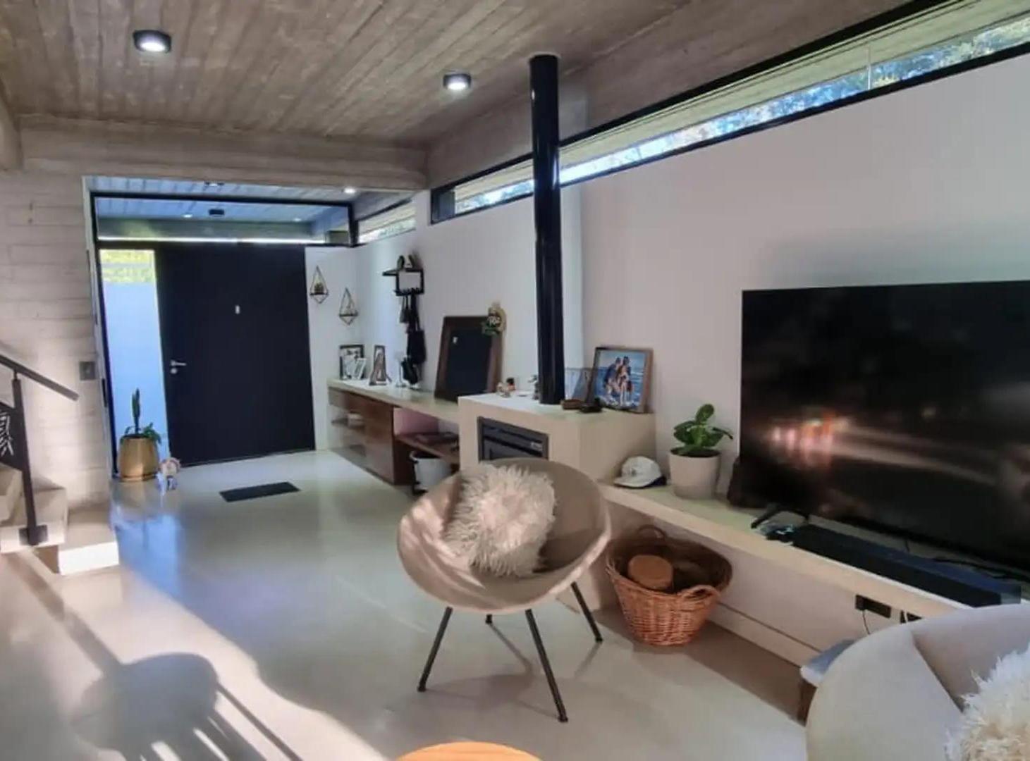 Foto de Casa minimalista premium en barrio cerrado con piscina y excelente, imagen 1