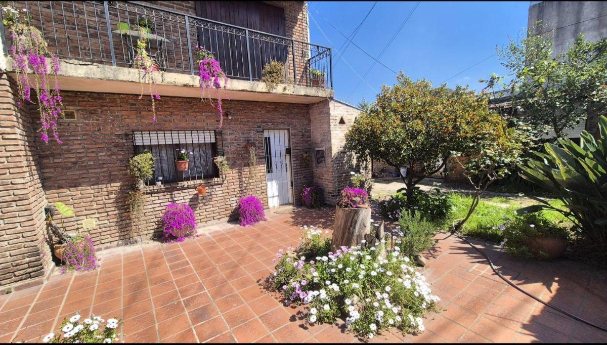 Foto de Casa en venta con 2 dormitorios, doble garaje y patio frente a plaza, imagen 3