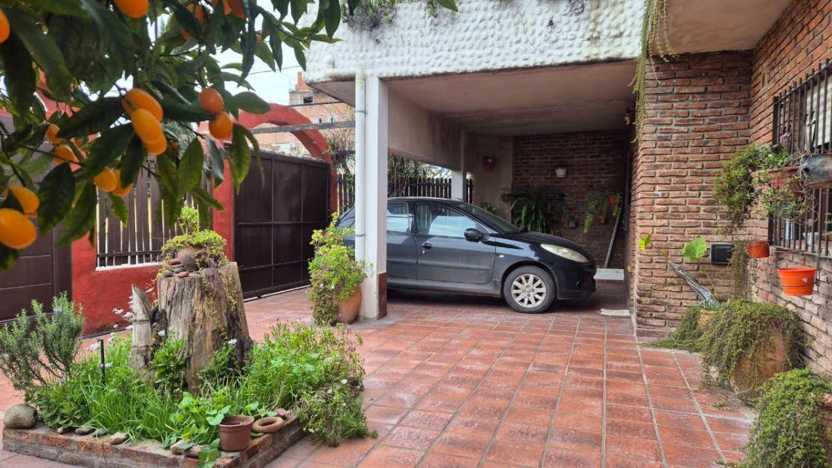 Foto de Casa en venta con 2 dormitorios, doble garaje y patio frente a plaza, imagen 2