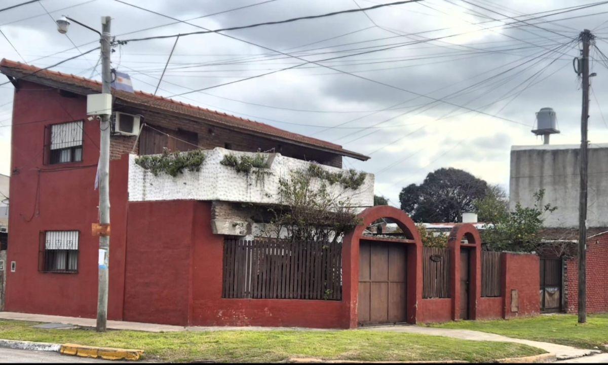Foto de Casa en venta con 2 dormitorios, doble garaje y patio frente a plaza, imagen 1