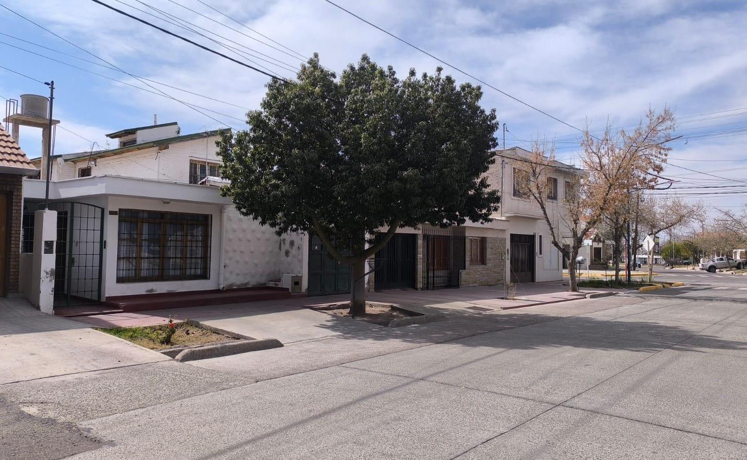 Foto de Venta Casa + Duplex, Barrio Fusch, Godoy Cruz, Mendoza., imagen 1