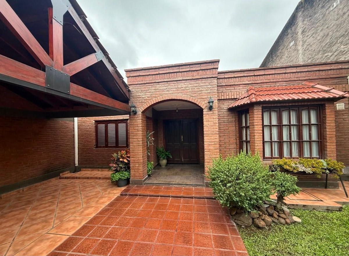 Foto de Excelente Casa de 3 Dormitorios con Pileta - Yerba Buena - Tucumán., imagen 1