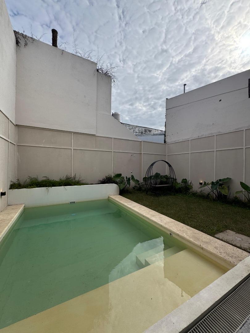 Foto de Casa de 4 dormitorios con cochera, pileta, jardín y terraza, imagen 2
