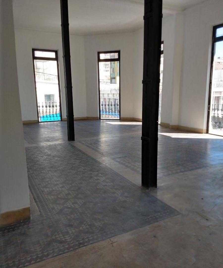 Foto de IMPORTANTE LOCAL - IMPONENTE FACHADA Y ESTADO DE CONSERVACION - CON, imagen 1