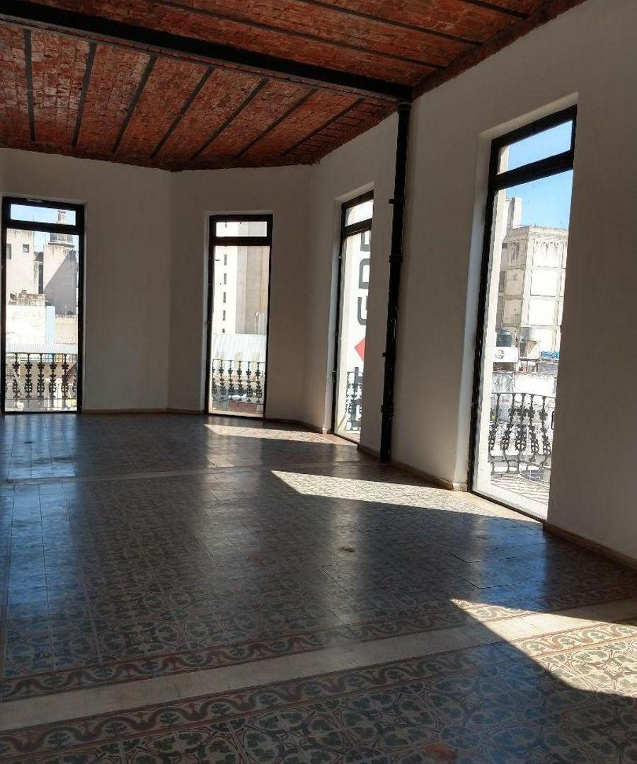Foto de IMPORTANTE LOCAL - IMPONENTE FACHADA Y ESTADO DE CONSERVACION - CON, imagen 2