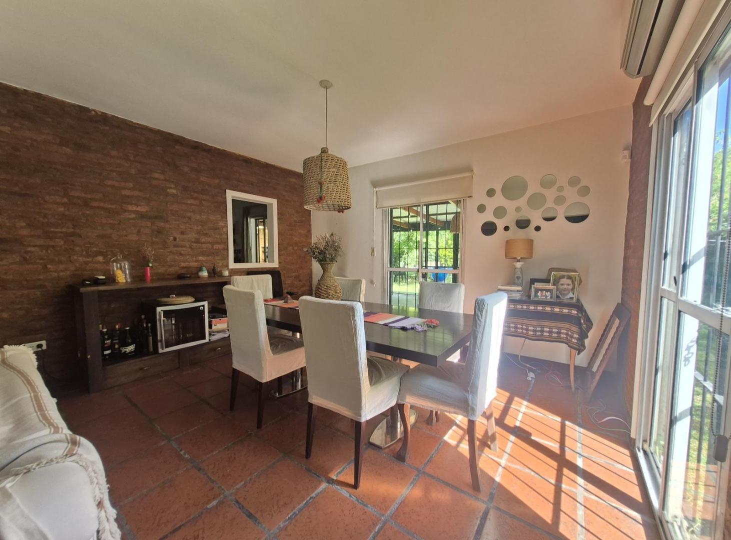 Foto de Venta Excelente Casa Familiar | 4 Amb. | Pileta, Gran Jardín y Quincho, imagen 2