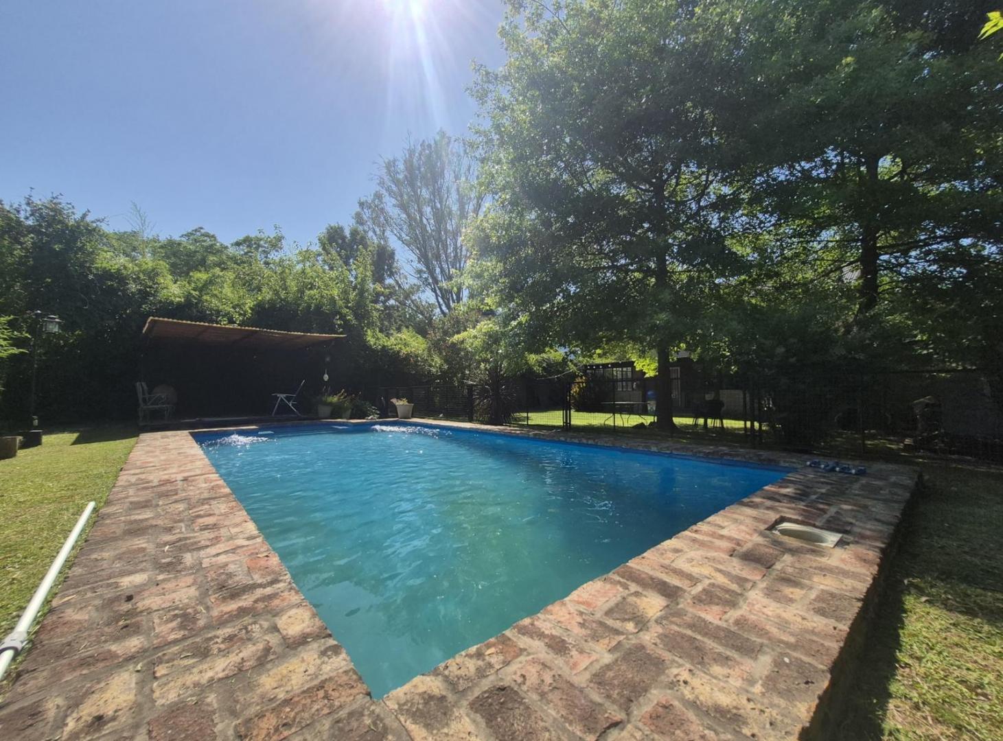 Foto de Venta Excelente Casa Familiar | 4 Amb. | Pileta, Gran Jardín y Quincho, imagen 3