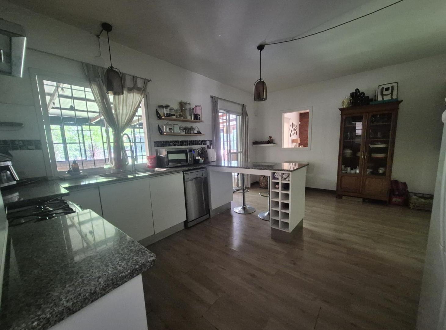 Foto de Venta Excelente Casa Familiar | 4 Amb. | Pileta, Gran Jardín y Quincho, imagen 4