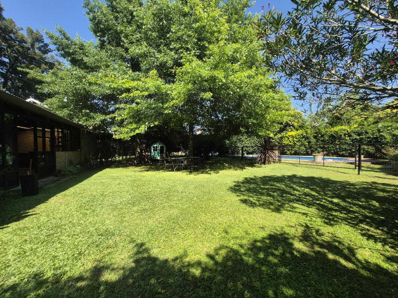 Foto de Venta Excelente Casa Familiar | 4 Amb. | Pileta, Gran Jardín y Quincho, imagen 5
