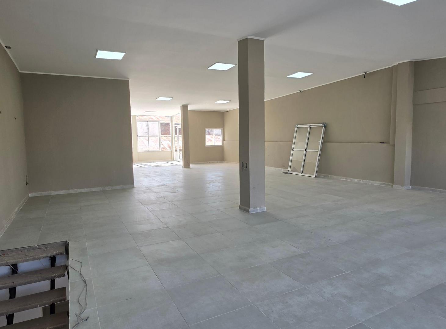 Foto de Excelente Local Comercial de 450 m² en 2 Plantas | Gran Frente Vidriado, imagen 5
