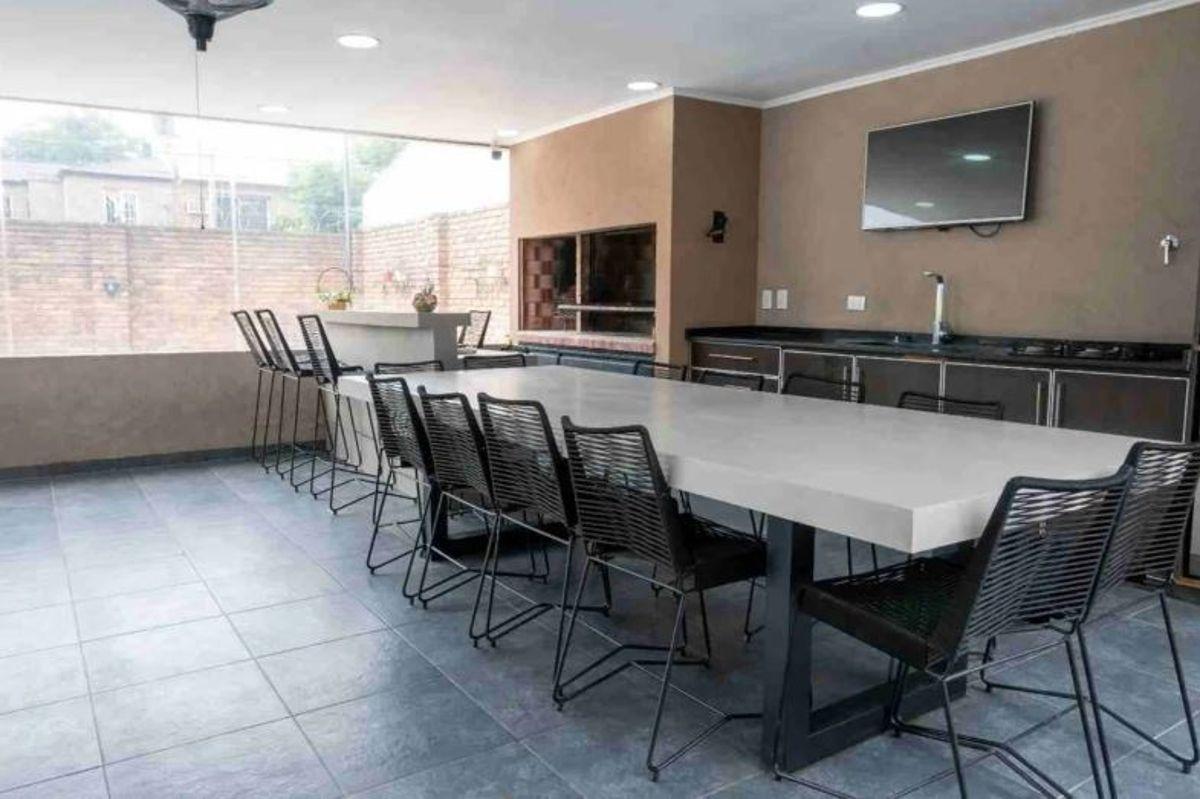 Foto de CASA DE 6 AMBIENTES REFACCIONADA CON PILETA EN MONTE GRANDE, imagen 2