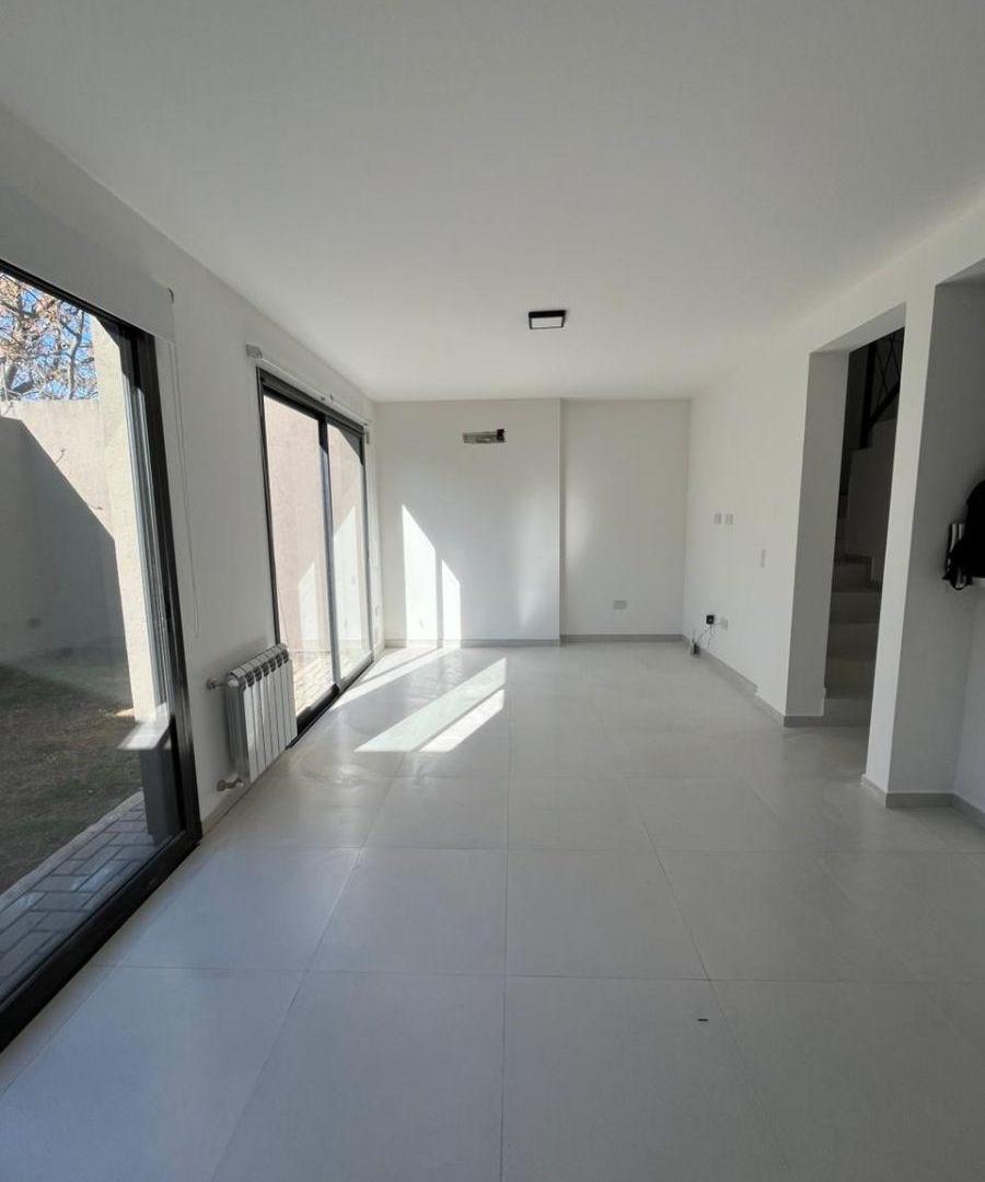 Foto de DÚPLEX 2 DORMITORIOS | COCHERA | PATIO CON ASADOR | BALCÓN | INGRESO, imagen 2