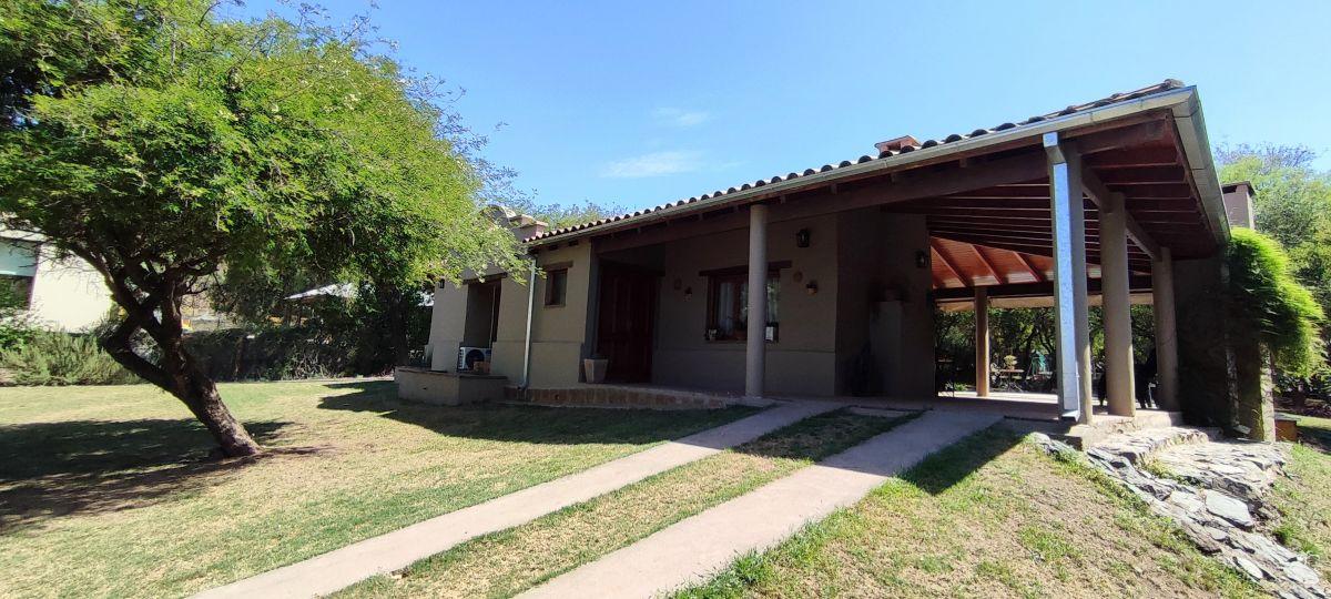 Foto de Casa en Venta en Barrio Privado Cuatro Hojas - Tranquilidad en un, imagen 2