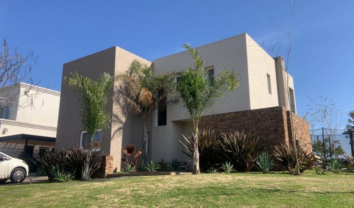 Casa de 288 m² con 4 dormitorios en venta en Ceibos