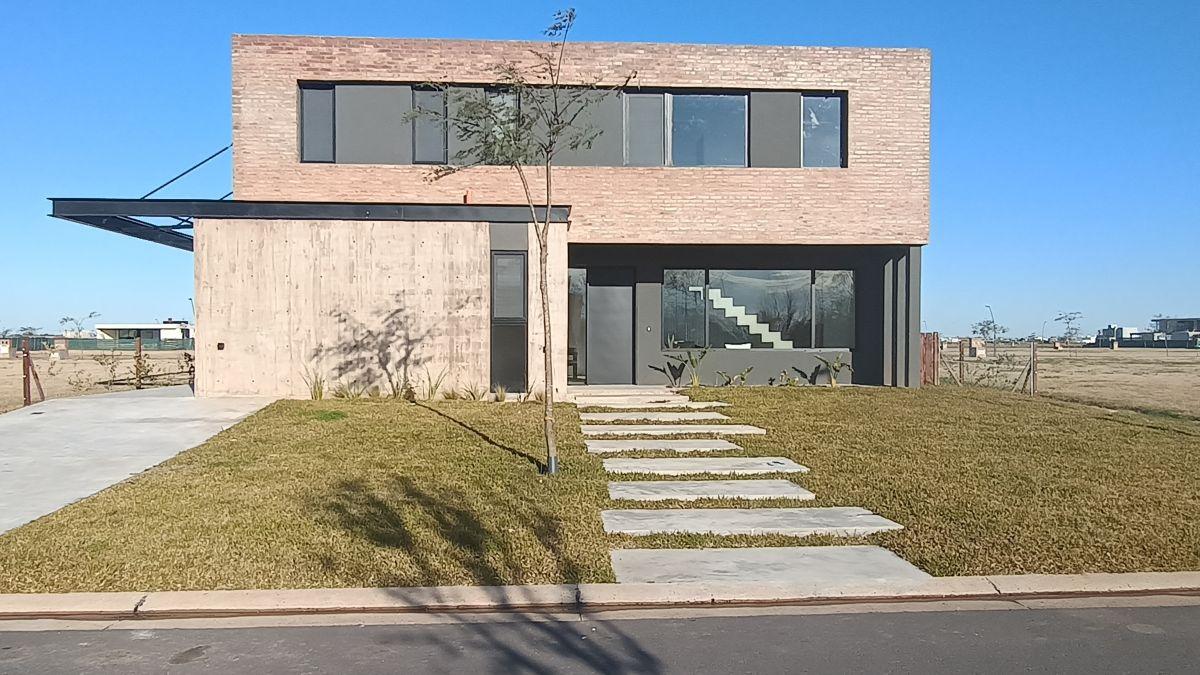 Casa de 344 m² con 4 dormitorios en venta en Amarras