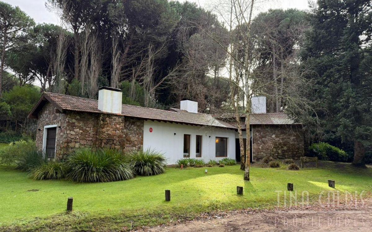 Foto de CASA EN VENTA EN CARILÓ – NATURALEZA, TRANQUILIDAD Y UNA EXCELENTE, imagen 1