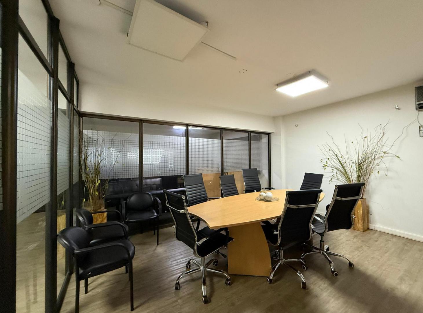 Foto de Oficina comercial en venta y/o alquiler - 200 m2 - Ubicación estratégica, imagen 1