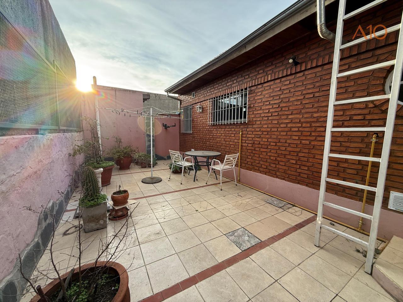 Foto de PROPIEDAD EN ESQUINA CON 2 LOCALES Y VIVIENDA DE 4 AMB EN PLENO CENTRO, imagen 5