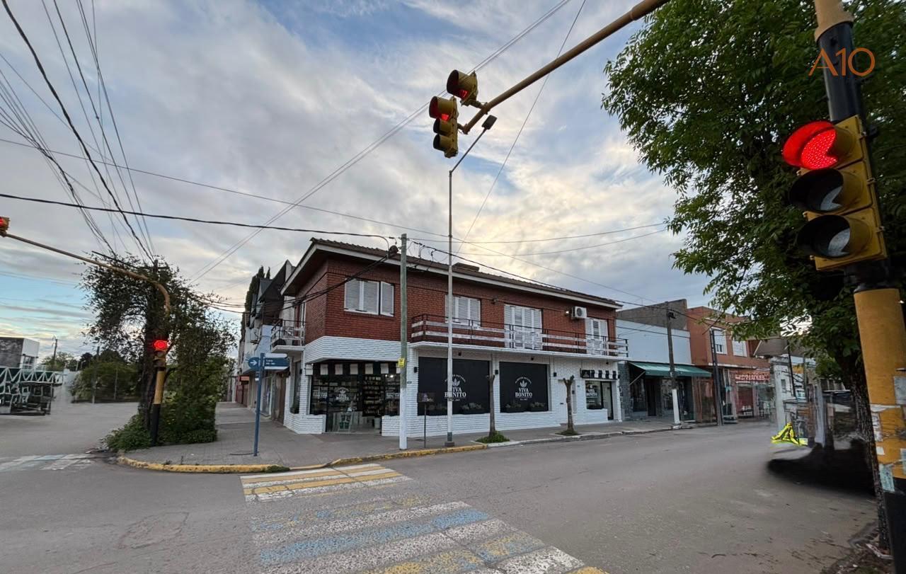 Foto de PROPIEDAD EN ESQUINA CON 2 LOCALES Y VIVIENDA DE 4 AMB EN PLENO CENTRO, imagen 1